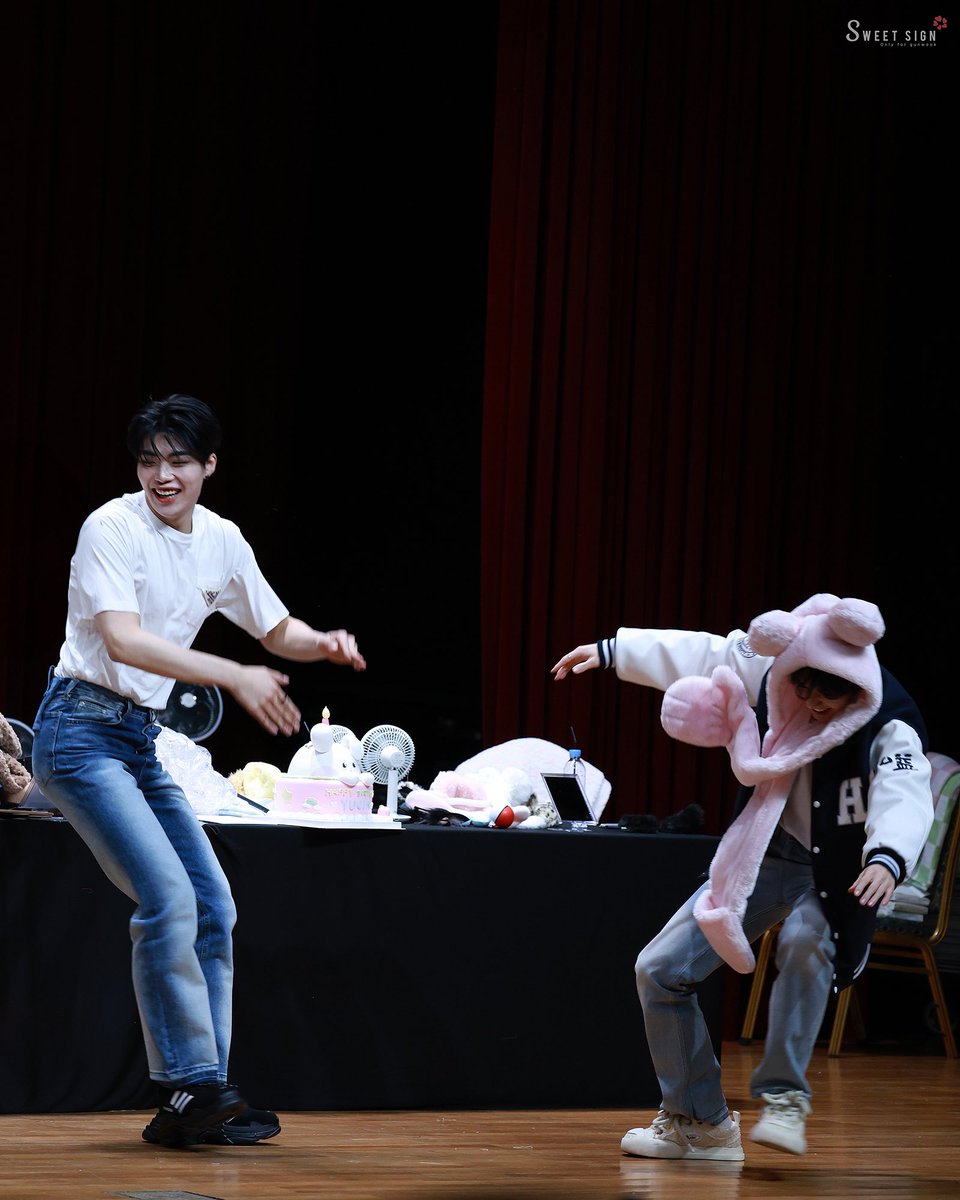 250316 무무무리한 완벽한 하트 만들기 ㅋㅋㅋㅋㅋ

#제로베이스원 #박건욱 #한유진
#ZB1 #ZEROBASEONE 
#PARKGUNWOOK #ゴヌク #朴乾煜