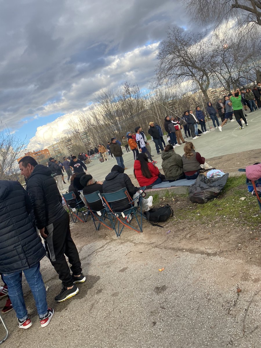 Turriturri135's tweet photo. ¿Los vecinos del Parque Eugenia de Montijo tenemos que soportar esto?
Esta vez pusieron tres arboles nuevos y les molestaban para sentarse a ver el futbol y los han cortado con una sierra. @salvemoseugenia @avocesdecaraban @SOSCarabanchel @JMDCarabanchel @ArbolMesa https://t.co/0jk9TUKMak