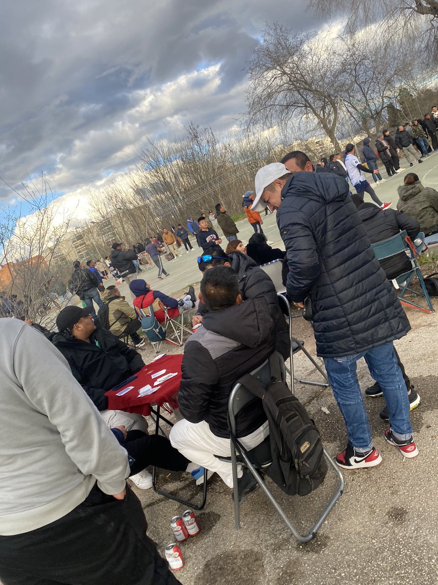 Turriturri135's tweet photo. ¿Los vecinos del Parque Eugenia de Montijo tenemos que soportar esto?
Esta vez pusieron tres arboles nuevos y les molestaban para sentarse a ver el futbol y los han cortado con una sierra. @salvemoseugenia @avocesdecaraban @SOSCarabanchel @JMDCarabanchel @ArbolMesa https://t.co/0jk9TUKMak