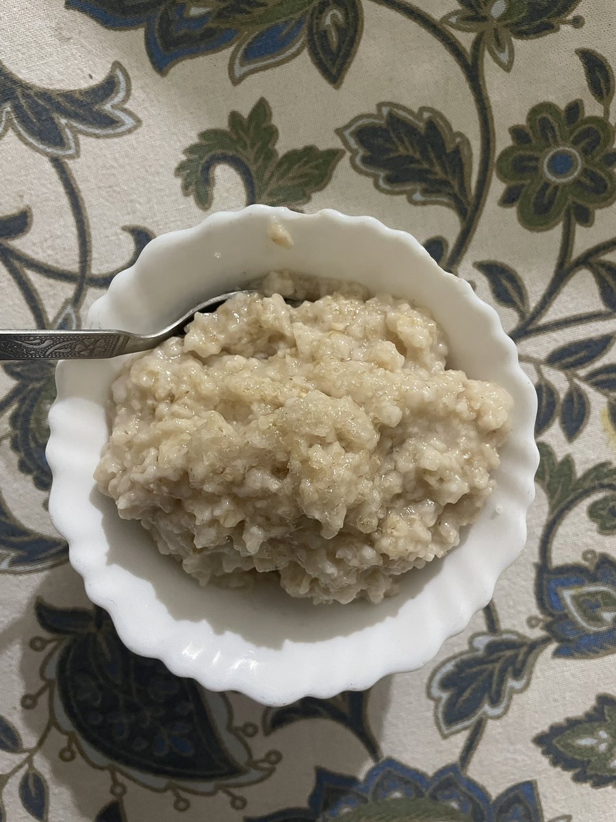 Mukrang96's tweet image. When your loved one demands oats, you roll up your sleeves and make it—first time ever! Hope it’s edible. 😂 #CookingExperiments #MadeWithLove
