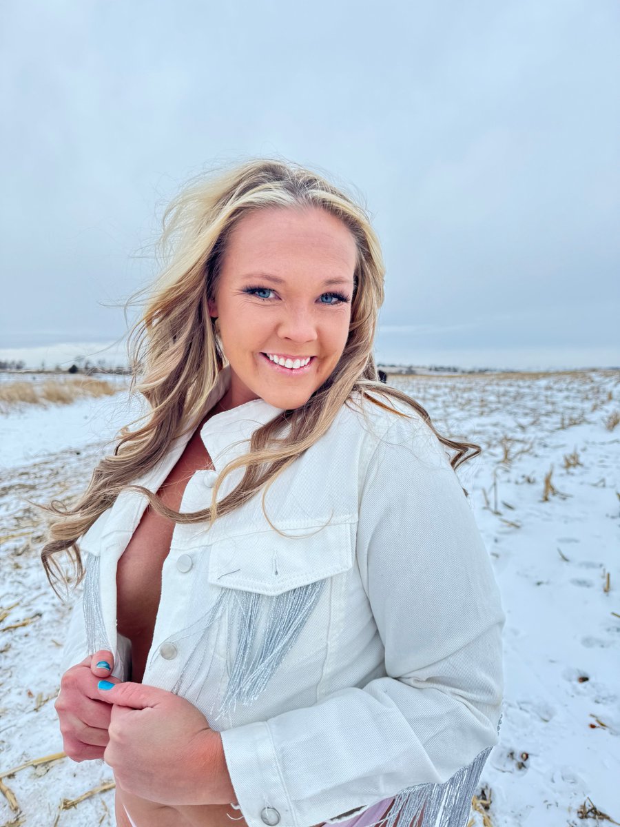 FemaleRancher's tweet photo. Check out these photoshoots ▶️▶️▶️ https://t.co/10OqYdz6wV #midwest #modeling #agriculture #trucking #peterbilt #corn #soybeans #pivot #irrigation #farmgirl #farmlife #blondesdoitbetter #photoshoots #modeling #semi #farmworld https://t.co/DPP9GQv309
