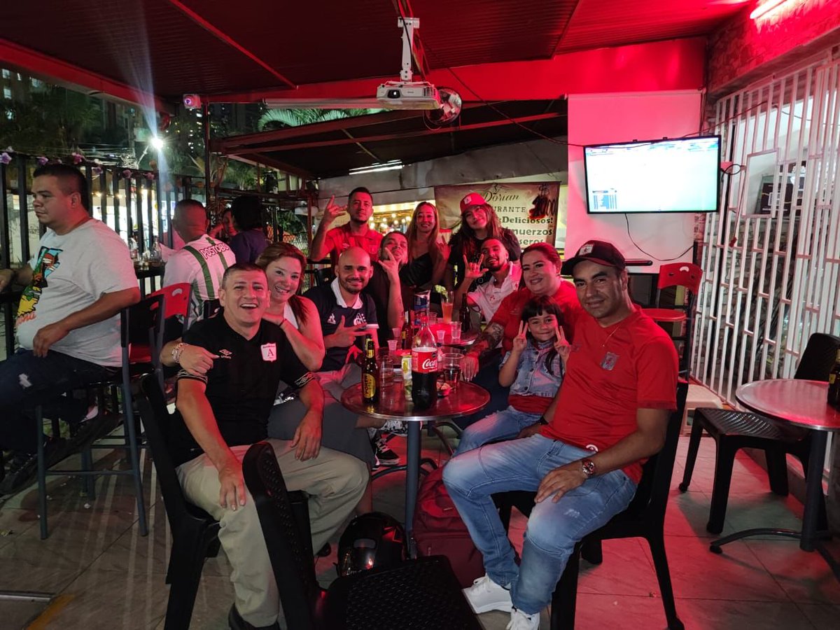 RSCAntioquia's tweet photo. Reunidos como siempre en el mismo espacio que tenemos. Vení y disfruta del rojo en familia con la gente de Medellín 🏆🏆🏆 https://t.co/AzMdgrx5iA
