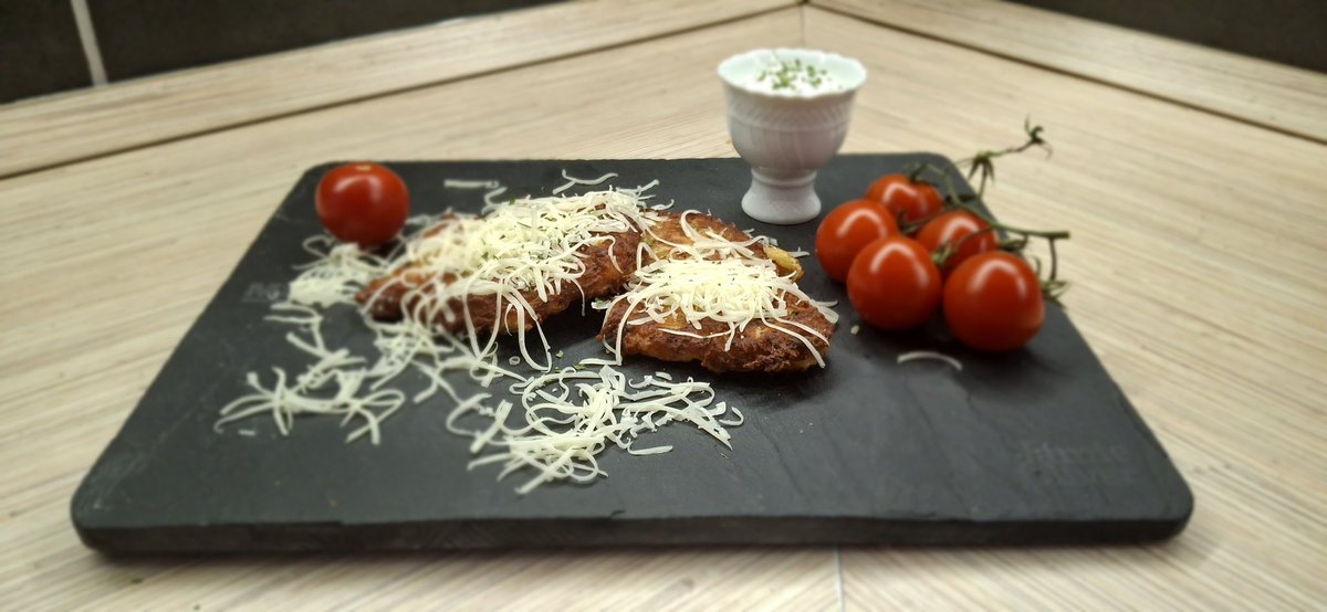 SecretsSavvy's tweet photo. Lapcsánka, also known as tócsni or potato pancake, is one of the most delicious and simple comfort foods! 🥔🔥 Grated potatoes, eggs, flour, garlic, spices – fried to golden perfection. Who loves it with sour cream? 😍 #food #comfortfood #potatopancakes https://t.co/YiryMMgwbd