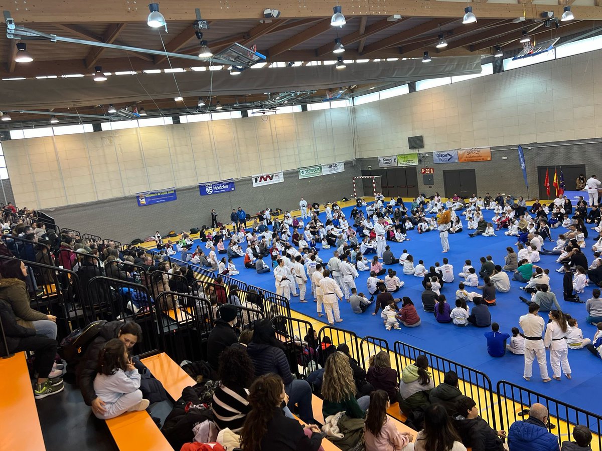 ppmostoles's tweet photo. 🥋Asistimos junto a @cristinamolmi @JSolis93 y @AlexGalanP a la Jornada de “Judo en Familia” organizada por @deportesmost y la Asociación de Judo de Móstoles celebrado esta mañana en el pabellón Pau 4. 

🥋Hemos podido felicitar al Presidente de la Asociación, Javier Delgado. https://t.co/zZ6kwX1RQH