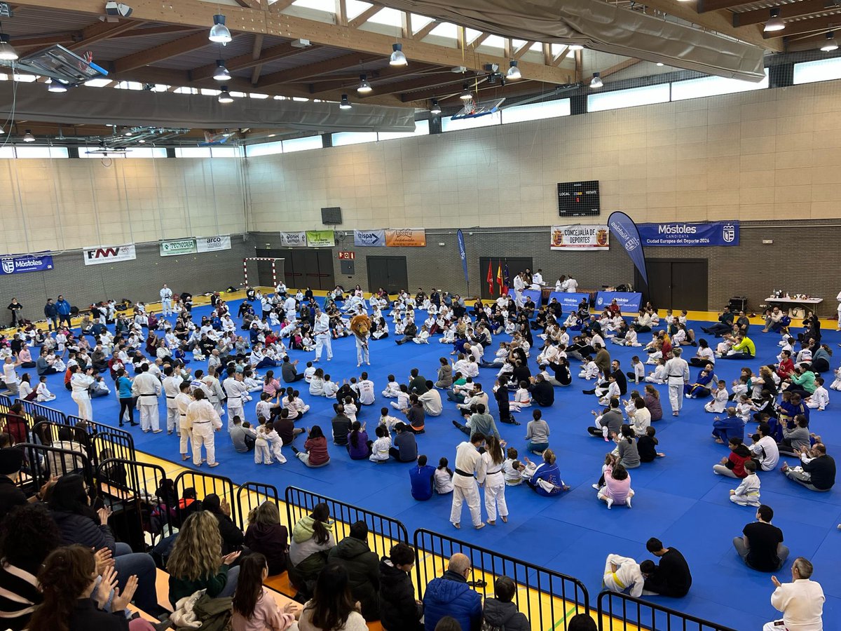 ppmostoles's tweet photo. 🥋Asistimos junto a @cristinamolmi @JSolis93 y @AlexGalanP a la Jornada de “Judo en Familia” organizada por @deportesmost y la Asociación de Judo de Móstoles celebrado esta mañana en el pabellón Pau 4. 

🥋Hemos podido felicitar al Presidente de la Asociación, Javier Delgado. https://t.co/zZ6kwX1RQH
