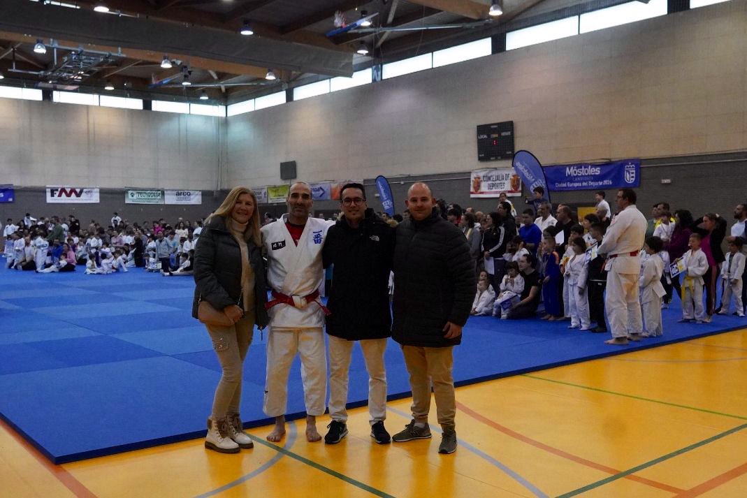 ppmostoles's tweet photo. 🥋Asistimos junto a @cristinamolmi @JSolis93 y @AlexGalanP a la Jornada de “Judo en Familia” organizada por @deportesmost y la Asociación de Judo de Móstoles celebrado esta mañana en el pabellón Pau 4. 

🥋Hemos podido felicitar al Presidente de la Asociación, Javier Delgado. https://t.co/zZ6kwX1RQH