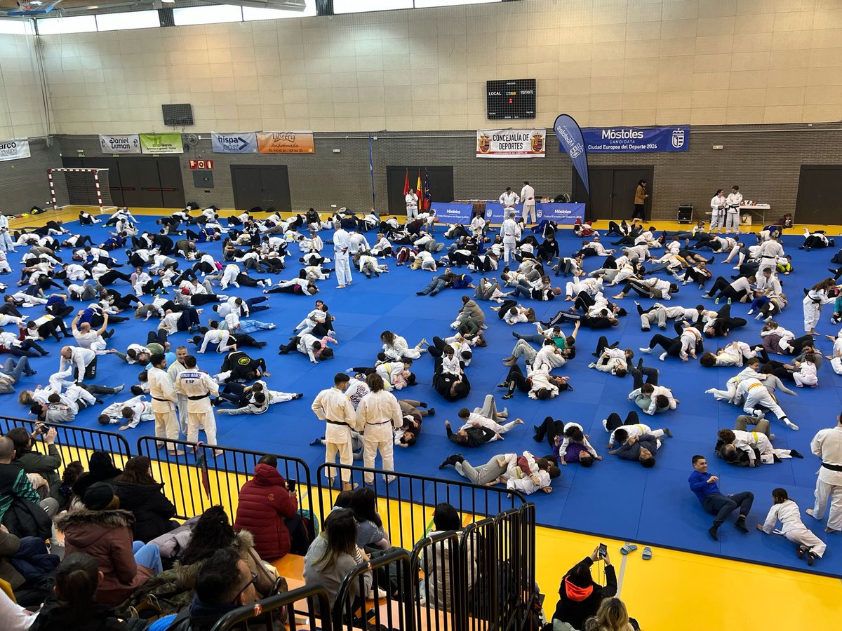 ppmostoles's tweet photo. 🥋Asistimos junto a @cristinamolmi @JSolis93 y @AlexGalanP a la Jornada de “Judo en Familia” organizada por @deportesmost y la Asociación de Judo de Móstoles celebrado esta mañana en el pabellón Pau 4. 

🥋Hemos podido felicitar al Presidente de la Asociación, Javier Delgado. https://t.co/zZ6kwX1RQH