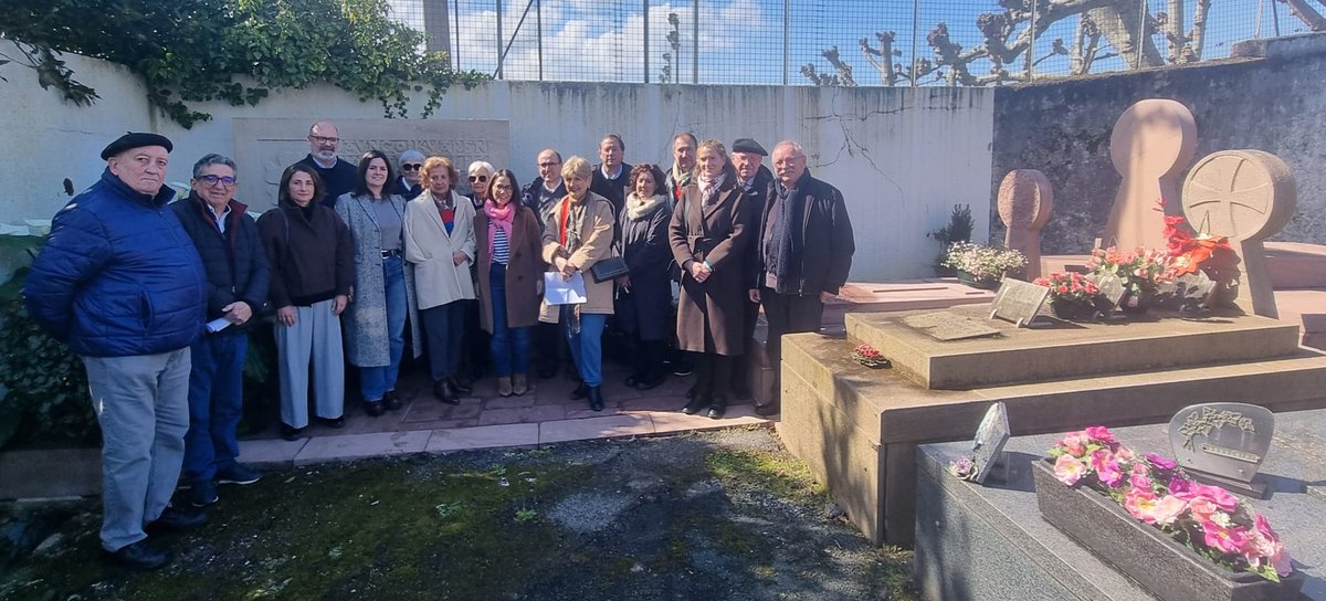 gr_mirande_bec's tweet photo. 🌿 Gaur, Donibane Lohizunen, José Antonio Agirre-ri omenaldia egin diogu, 65 urte geroago.

Gure belaunaldiak Agirreren balioak eraman behar ditu :
🔥 Kuraia bidegabekerien aurrean
🤝 Batasuna zatiketen aurrean
🌱 Itxaropena erronken aurrean
Notre génération doit porter l’héritage d’Agirre : courage face aux injustices, unité face aux divisions, espoir face aux défis. À nous de faire vivre ces valeurs !
#Agirre65 #Euskadi #LehendakariAgirre #Memoria #Batasuna #EuskalHerria
