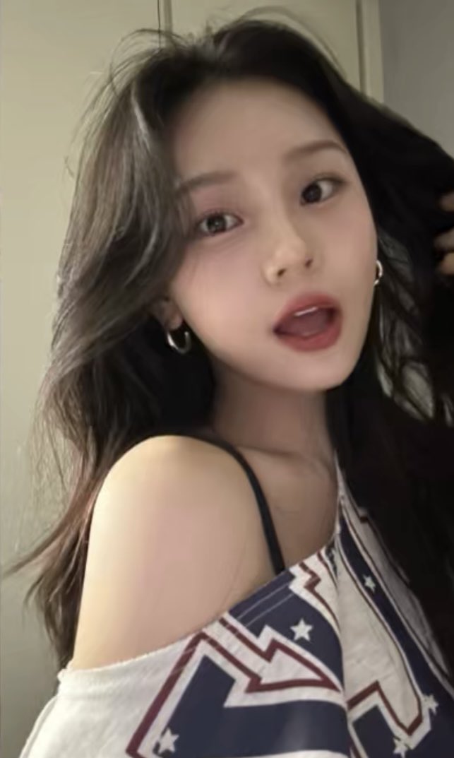 low quality pics of a high quality girl 

#엄지 #UMJI #비비지 #VIVIZ #여자친구 #GFRIEND