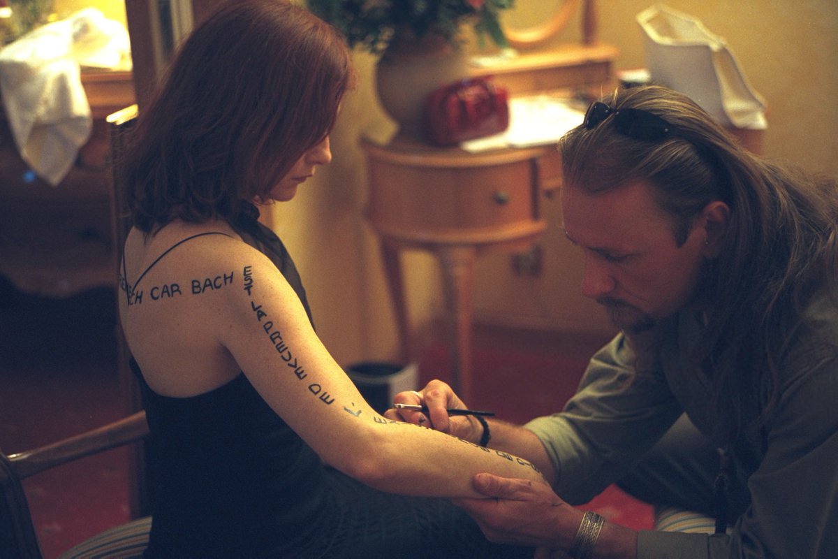 jubide5a7's tweet photo. isabelle huppert photographed in her hotel room before the premiere of ‘la pianiste’ at the cannes film festival, 2001. https://t.co/4LMVkkt4CF
