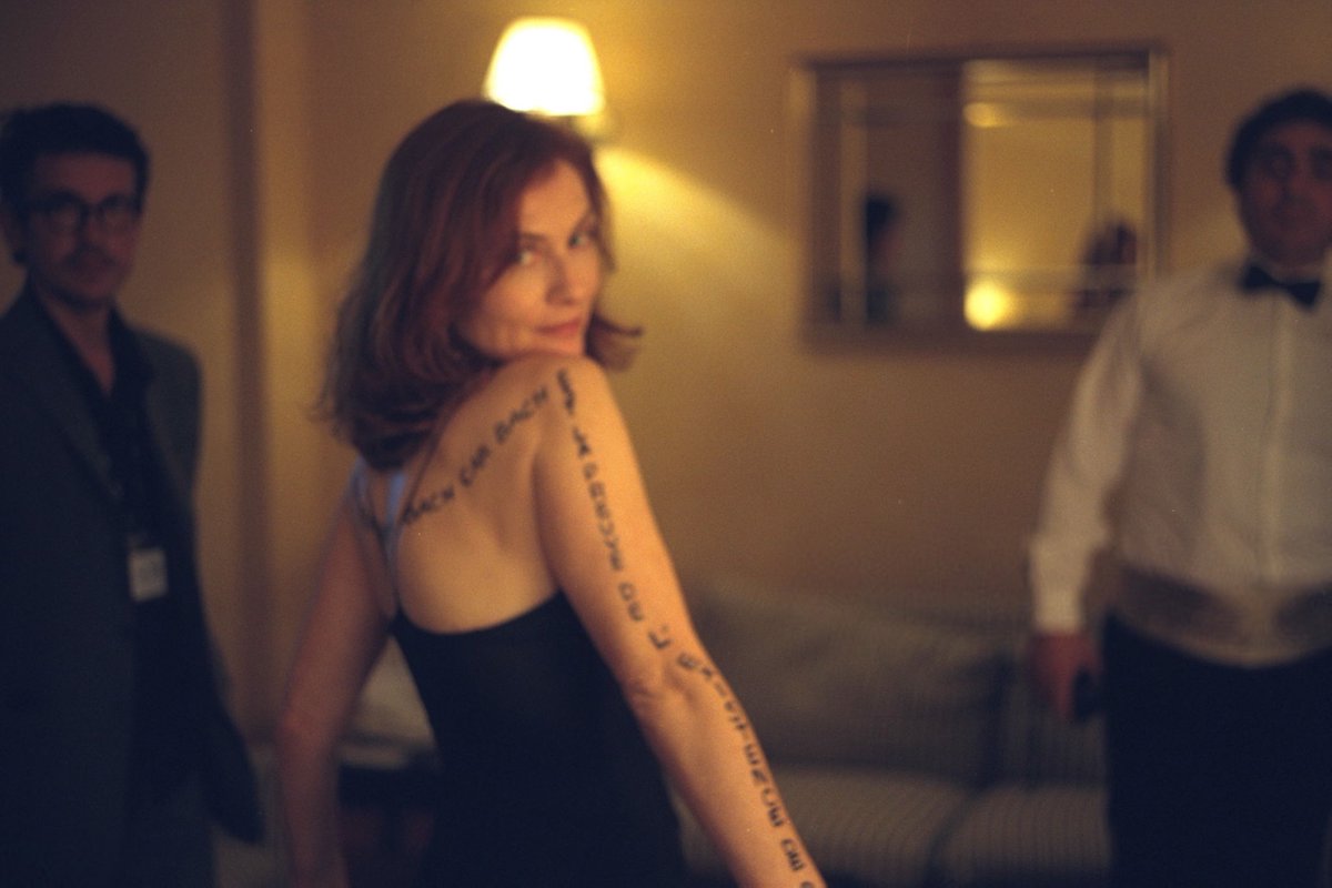 jubide5a7's tweet photo. isabelle huppert photographed in her hotel room before the premiere of ‘la pianiste’ at the cannes film festival, 2001. https://t.co/4LMVkkt4CF