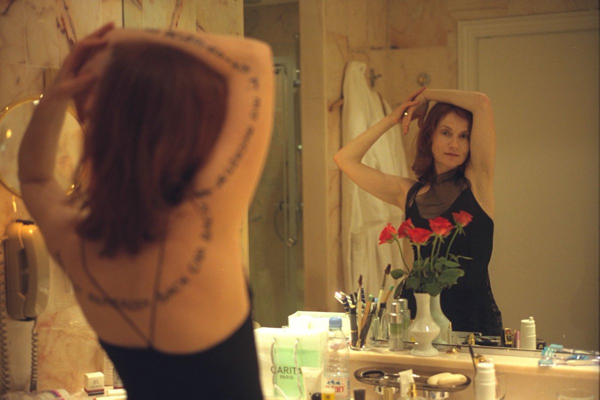 jubide5a7's tweet photo. isabelle huppert photographed in her hotel room before the premiere of ‘la pianiste’ at the cannes film festival, 2001. https://t.co/4LMVkkt4CF