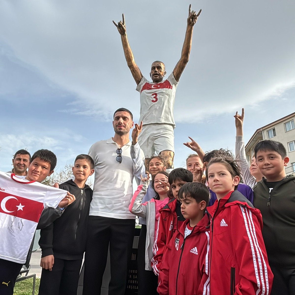 Milli Futbolcu Merih Demiral, Bolu’ya dikilen ‘Bozkurt’ heykelini ziyaret etti:

“UEFA’nın zoruna gitti herhalde, iyi ki yapmışım.”