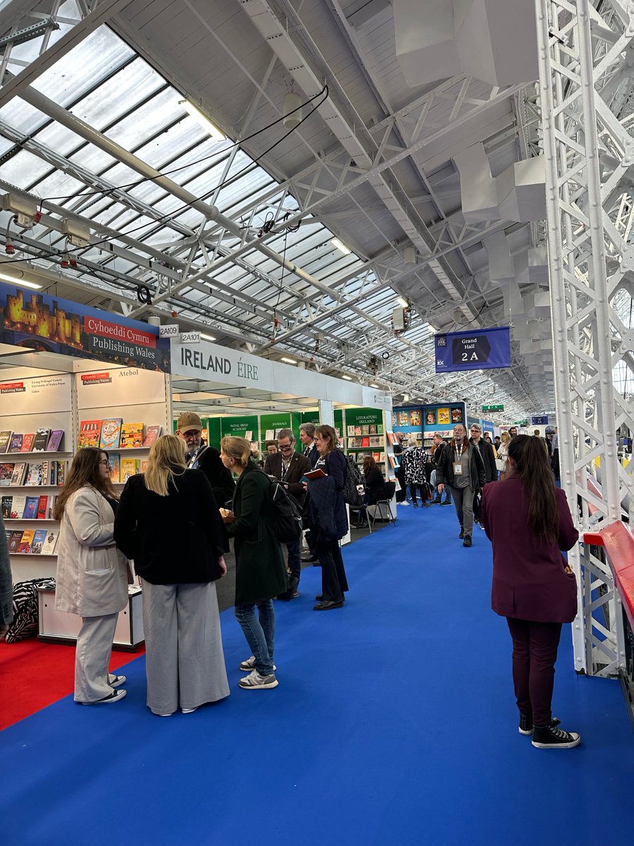 RareBiblio's tweet image. Back from London Book Fair—loved the cool finds, fun chats, and flashing our gilded books!  Swapping stories with book pals was the best. What grabbed you there? Tell us below! 
#RareBiblio #LBF25 #BookFairFun