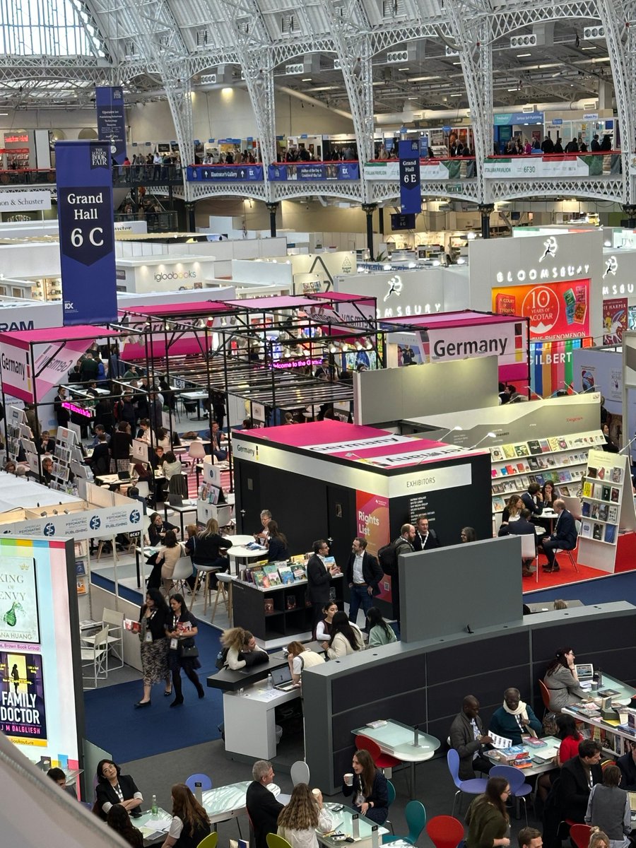 RareBiblio's tweet image. Back from London Book Fair—loved the cool finds, fun chats, and flashing our gilded books!  Swapping stories with book pals was the best. What grabbed you there? Tell us below! 
#RareBiblio #LBF25 #BookFairFun