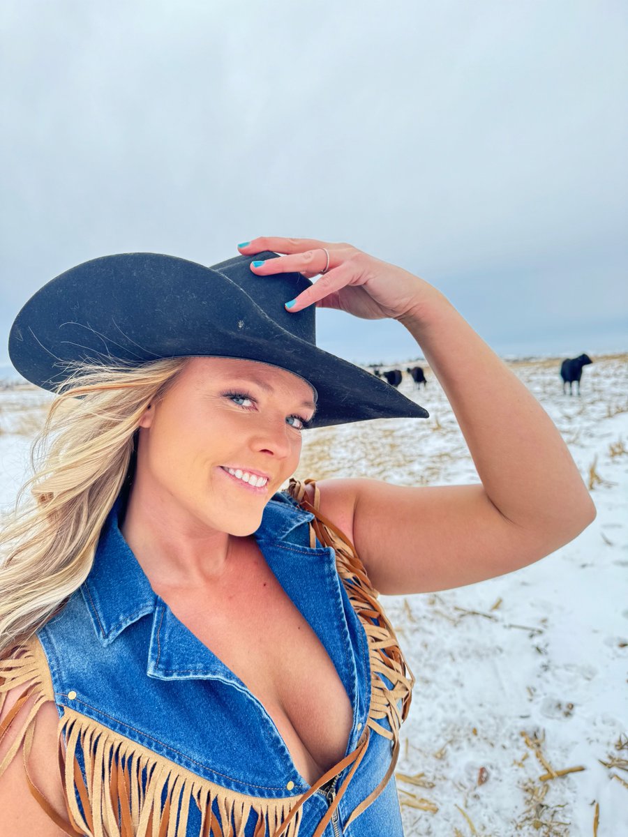 FemaleRancher's tweet photo. Check out these photoshoots ▶️▶️▶️ https://t.co/10OqYdz6wV #midwest #modeling #agriculture #trucking #peterbilt #corn #soybeans #pivot #irrigation #farmgirl #farmlife #blondesdoitbetter #photoshoots #modeling #semi #farmworld https://t.co/DPP9GQv309