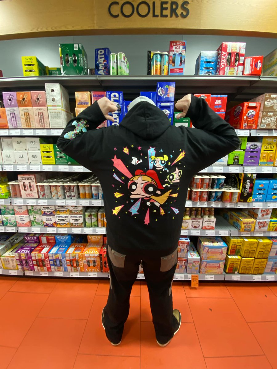 ThePowerpuffGuy's tweet image. Another year, another birthday 🥳 Woke up this morning and opened up my gift from my wife and saw THIS bad boy! 😍 (No family lives in the country anymore so i celebrate with her and friends on the weekend, actual birthday is the 18th)
This hoodie is actually so sick and it…