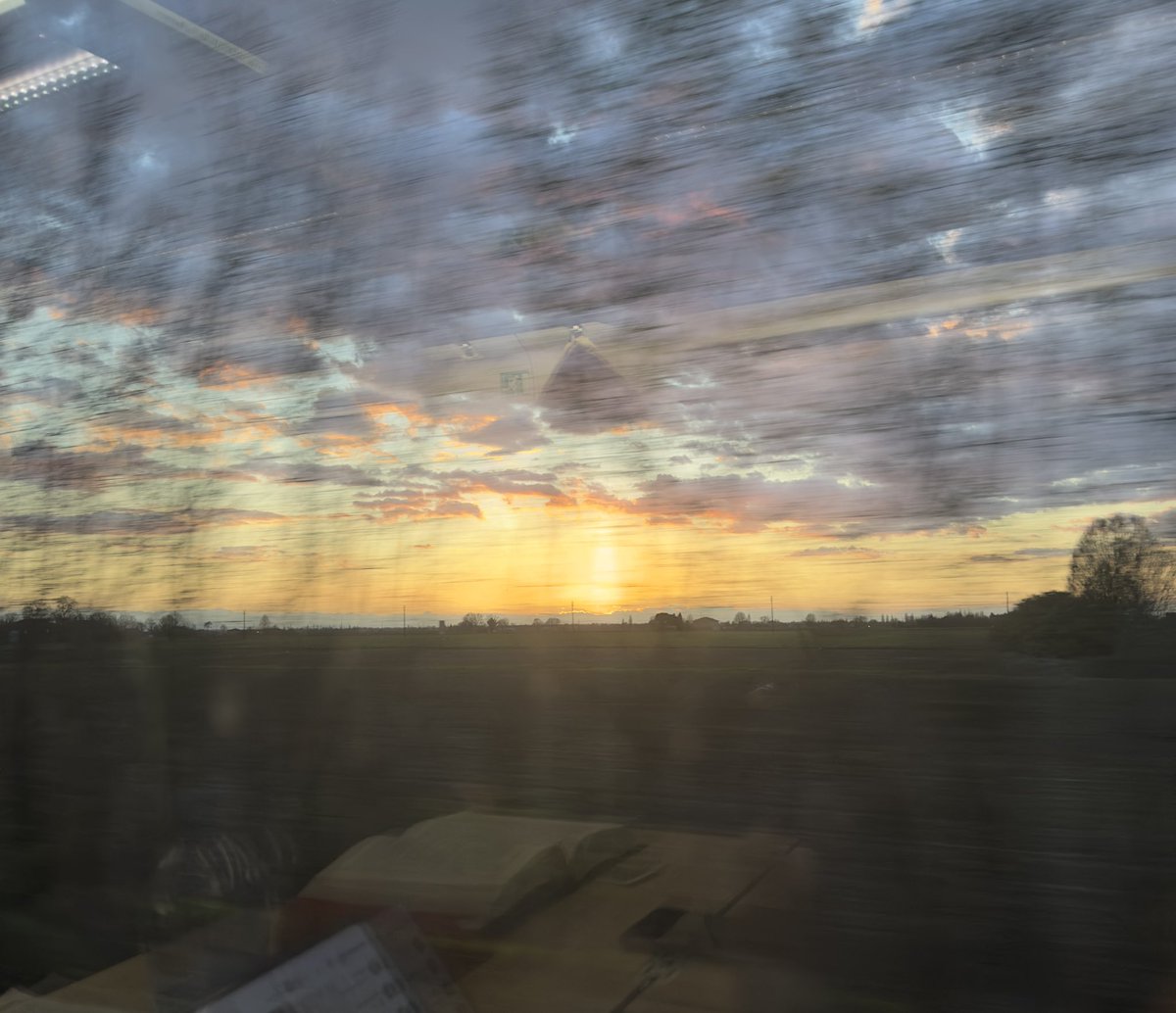 SabriCheGuarda's tweet photo. In viaggio 🧳 

#travel #train https://t.co/5zTZSSUkyQ