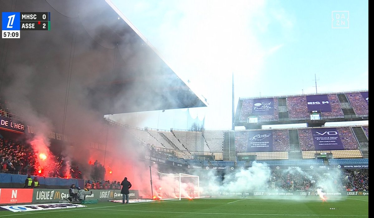 ScoopLigue1's tweet image. 🚨 𝗦𝗖𝗘𝗡𝗘𝗦 𝗗𝗘 𝗖𝗛𝗔𝗢 𝗔 𝗟𝗔 𝗠𝗢𝗦𝗦𝗢𝗡 😬

Alors que l&apos;ASSE mène 2 à 0 face à Montpellier, les supporters du MHSC jettent des fumigènes sur le terrain.

Résultat : un stadier est blessé et le jeu est interrompu ! 🤬

#MHSCASSE 0-2