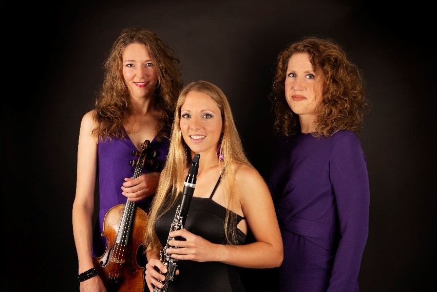 kunstcentrum's tweet photo. Al 15 jaar is het  Vivezza Trio, violiste Inger van Vliet, klarinettiste Nicole van Jaarsveld en pianiste Angélique Heemsbergen levendige en opgewekte muziek in sprankelende, kleurrijke vorm. Daarom komt u naar het Pauzeconcert op 19 maart 2025, vanaf 12.45 in de Kloosterkerk! https://t.co/DVq2DalnBd