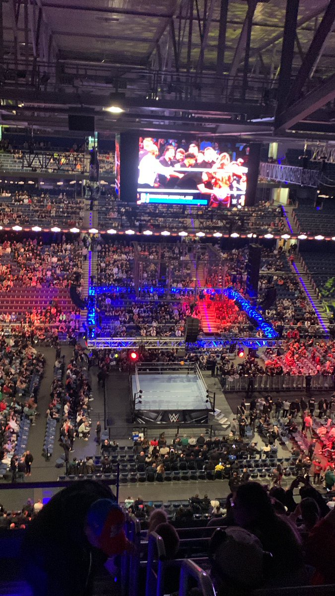 firedragonGER's tweet photo. #WWEHannover mega https://t.co/Qx7d0hwwSi
