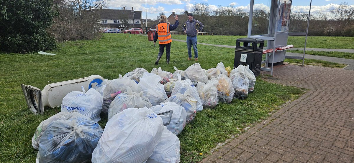 GreenHavering's tweet photo. One small area, 28 full bags of rubbish removed in Hacton Lane #Hornchurch #wherewelive #Havering #greenstreets https://t.co/exIHJNvKbs
