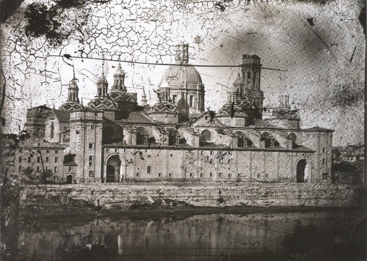 MVidao's tweet photo. Exposición “Aragón en los ojos de Cajal" en las Salas Goya y Saura del Edificio Paraninfo.
Basílica del Pilar de Zaragoza. h. 1880. Legado Cajal. CSIC
La fotografía está mal datada. No puede ser posterior a 1878. Vemos el triple chapitel de la Torre Nueva desaparecido ese año https://t.co/vDx6utD4Pl