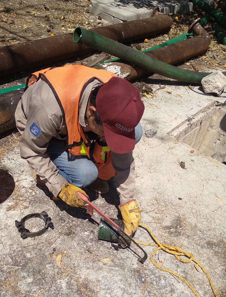 FTorresRivas's tweet photo. Durante un recorrido el personal operativo de las Plantas de Aguas Residuales detectaron anomalías en el funcionamiento del equipo de bombeo del cárcamo de la #PTAR 1 de #Caucel, por lo que nuestros compañeros identificaron una manguera rota;… https://t.co/C15qhFijgE