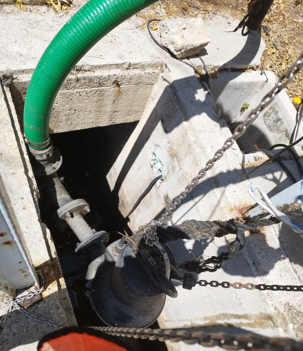 FTorresRivas's tweet photo. Durante un recorrido el personal operativo de las Plantas de Aguas Residuales detectaron anomalías en el funcionamiento del equipo de bombeo del cárcamo de la #PTAR 1 de #Caucel, por lo que nuestros compañeros identificaron una manguera rota;… https://t.co/C15qhFijgE