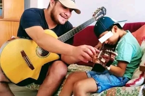 JulioTalledoV's tweet photo. El vocalista de Armonía 10, Paul ‘El ruso’ Flores le enseñaba a cantar y tocar guitarra a su hijo. ¿Cómo explicarle a un niño que papá fue asesinado en una jornada de trabajo? ¿Cómo decirle que le quitaron la vida antes de un concierto? ¡Cómo explicarle tanta maldad e impunidad! https://t.co/qHSkjtMuE9