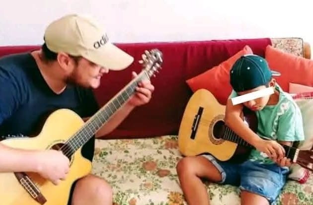 JulioTalledoV's tweet photo. El vocalista de Armonía 10, Paul ‘El ruso’ Flores le enseñaba a cantar y tocar guitarra a su hijo. ¿Cómo explicarle a un niño que papá fue asesinado en una jornada de trabajo? ¿Cómo decirle que le quitaron la vida antes de un concierto? ¡Cómo explicarle tanta maldad e impunidad! https://t.co/qHSkjtMuE9