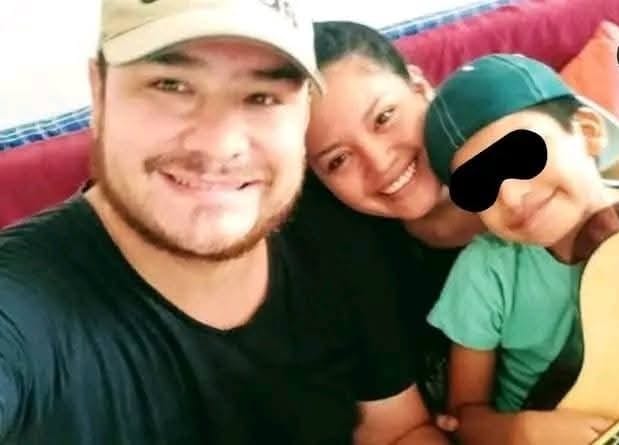 JulioTalledoV's tweet photo. El vocalista de Armonía 10, Paul ‘El ruso’ Flores le enseñaba a cantar y tocar guitarra a su hijo. ¿Cómo explicarle a un niño que papá fue asesinado en una jornada de trabajo? ¿Cómo decirle que le quitaron la vida antes de un concierto? ¡Cómo explicarle tanta maldad e impunidad! https://t.co/qHSkjtMuE9
