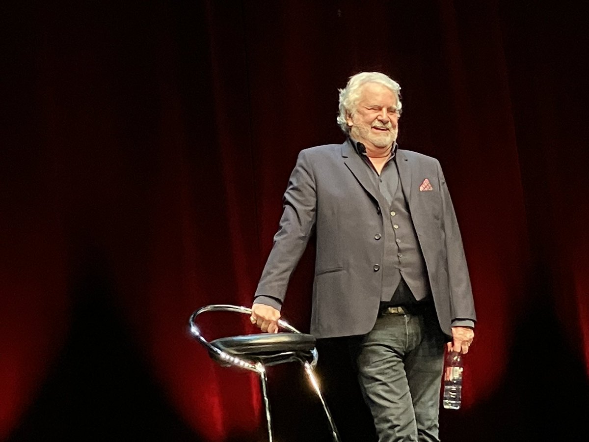 À #Vendome #Loiretcher, l’amuseur septuagénaire #RolandMagdane a fait mouche sur son public ce dimanche 16 mars au Minotaure.