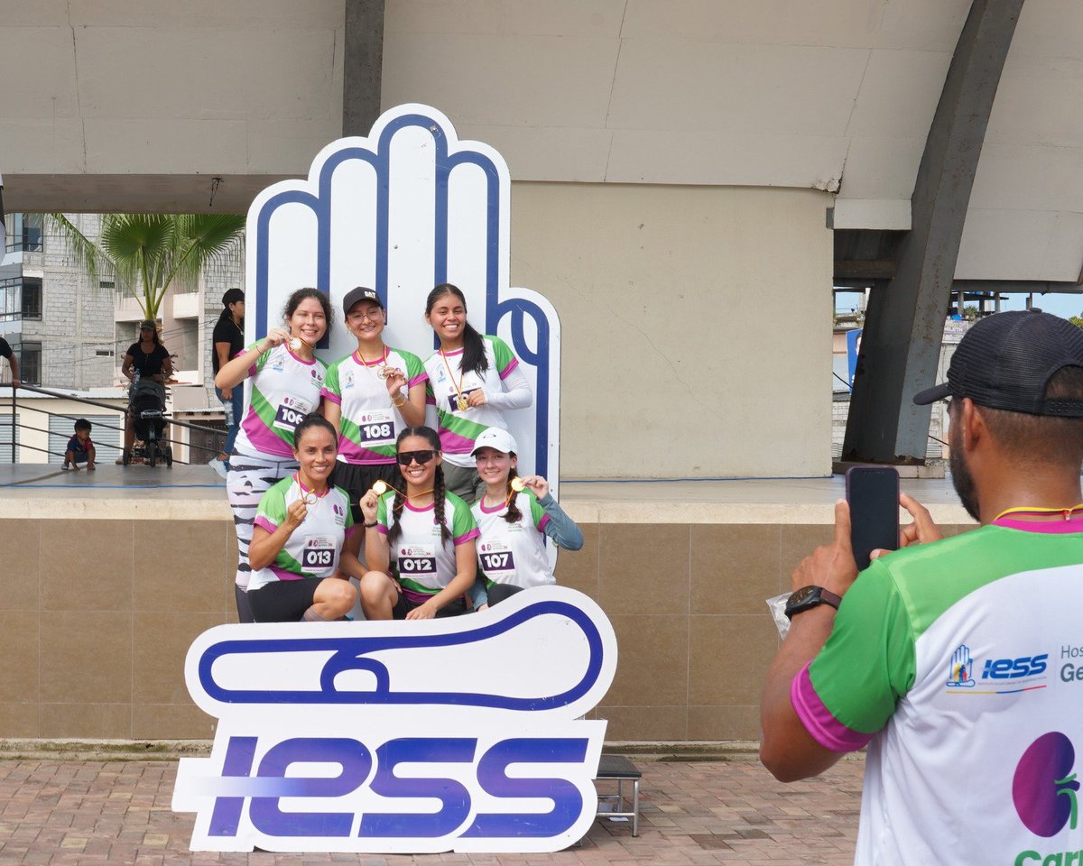 IESSElOro's tweet photo. #IESSteInforma| ¡Gran éxito en la Carrera 3K por el  Día Mundial del Riñón del Hospital General Machala!

 🏃🏻‍♀️ Más de 200 participantes, entre personal del hospital, pacientes y comunidad, se unieron a esta fiesta de salud. Todos recibieron su camiseta y medalla de participación. https://t.co/rDrZ5zC4Dp