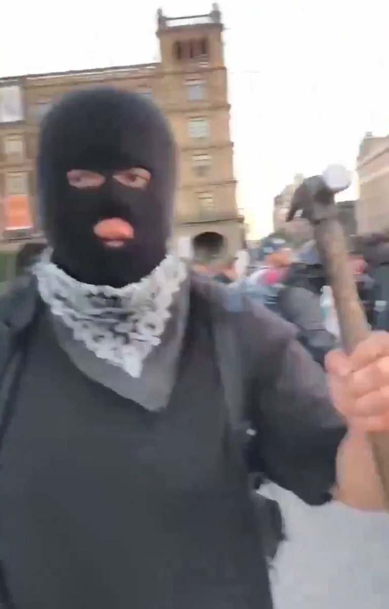 FreddyOliviery's tweet photo. .@AccionNacional y toda la derecha pusieron su maquinaría a funcionar.

El bloque negro, encapuchados con martillos en mano, extremadamente violentos están ya en el #Zocalo de la CDMX. https://t.co/chZtQWtnp5
