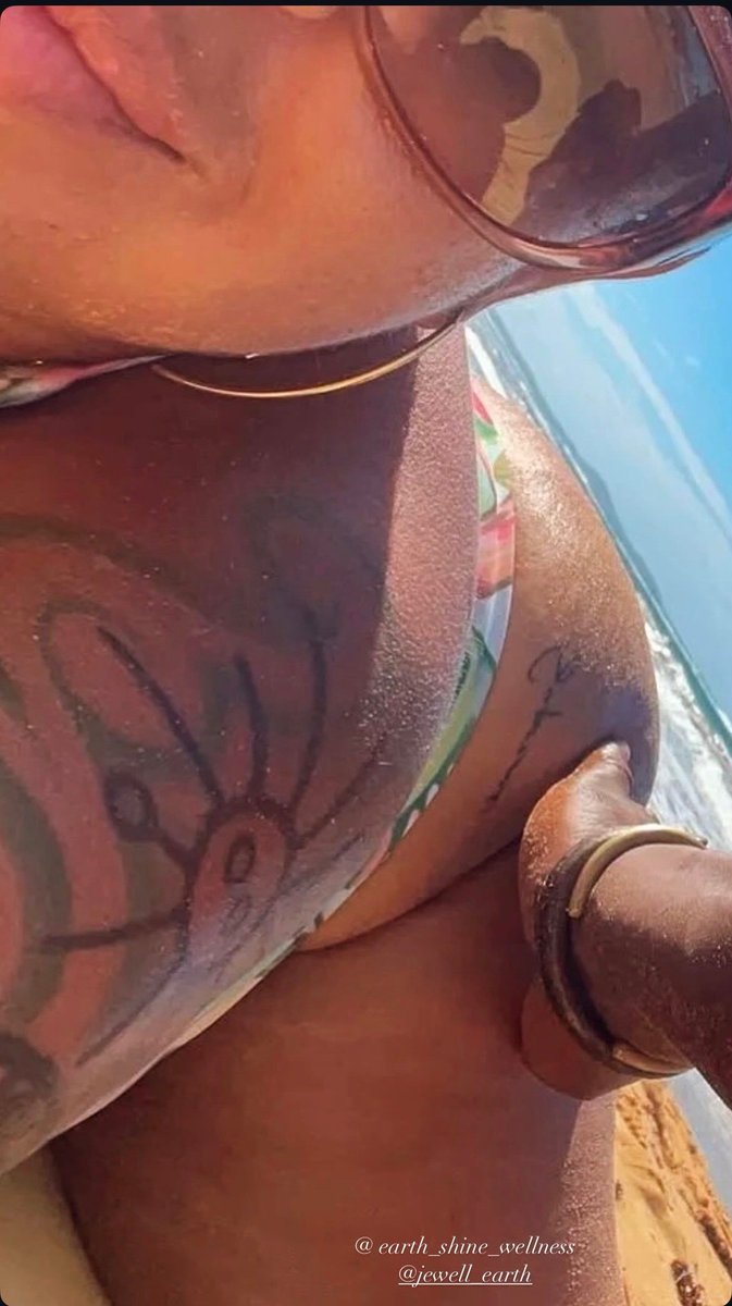 worldglobewomen's tweet photo. Short thick phat booty Puerto Rican MILF from Newark, New Jersey with them wet cheeks out on a beach in PR 🇵🇷 Juliza Garcia aka Jewell Instagram @jewell_earth and earth_shine_wellness https://t.co/YSTmgJKqj0