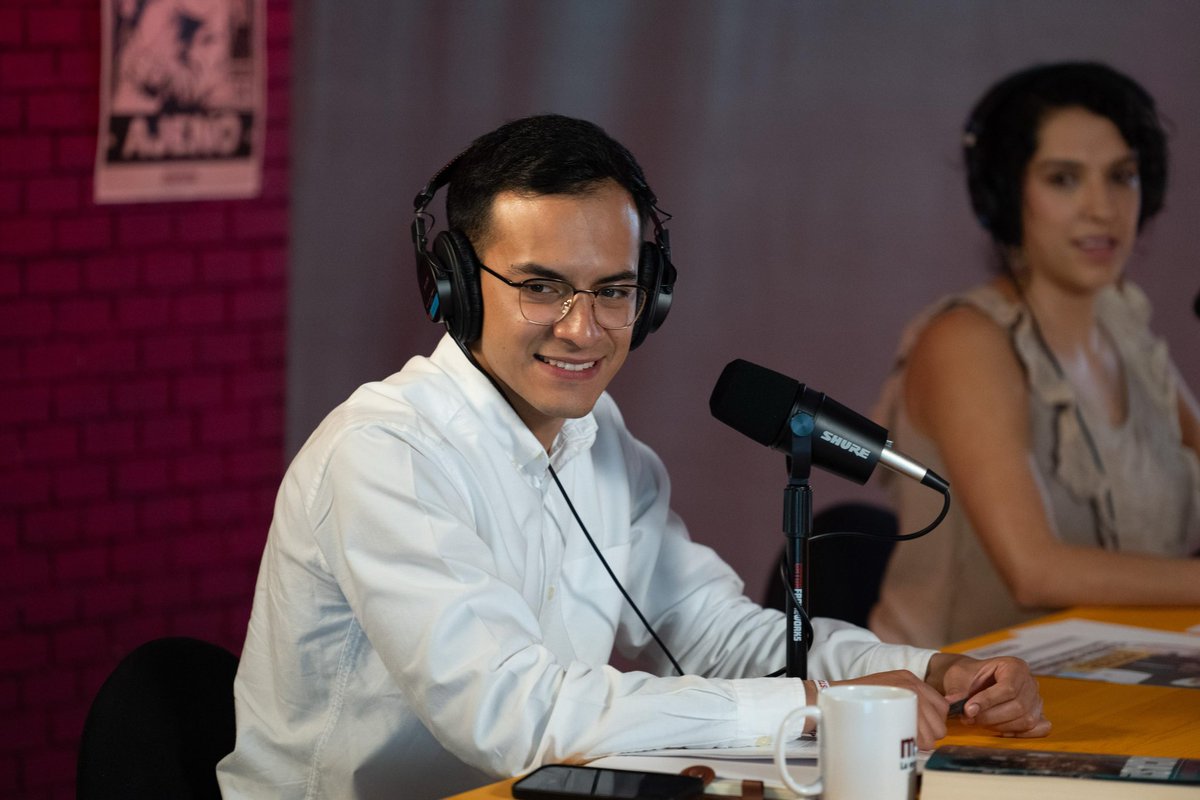 PartidoMorenaMx's tweet photo. 🎙️ Así vivimos el primer episodio de #LaMoreniza, el podcast de la Transformación.

Hablamos de los temas que importan a nuestro país y, sobre todo, desmentimos a quienes mienten como respiran. Porque la verdad y el pueblo siempre van de la mano.

¡Revívelo en nuestras redes y no te pierdas ningún detalle!