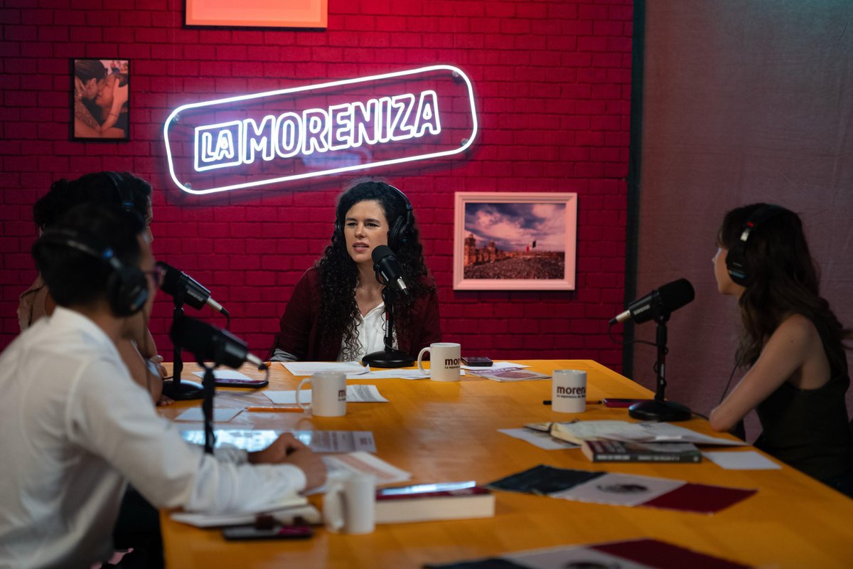 PartidoMorenaMx's tweet photo. 🎙️ Así vivimos el primer episodio de #LaMoreniza, el podcast de la Transformación.

Hablamos de los temas que importan a nuestro país y, sobre todo, desmentimos a quienes mienten como respiran. Porque la verdad y el pueblo siempre van de la mano.

¡Revívelo en nuestras redes y no te pierdas ningún detalle!