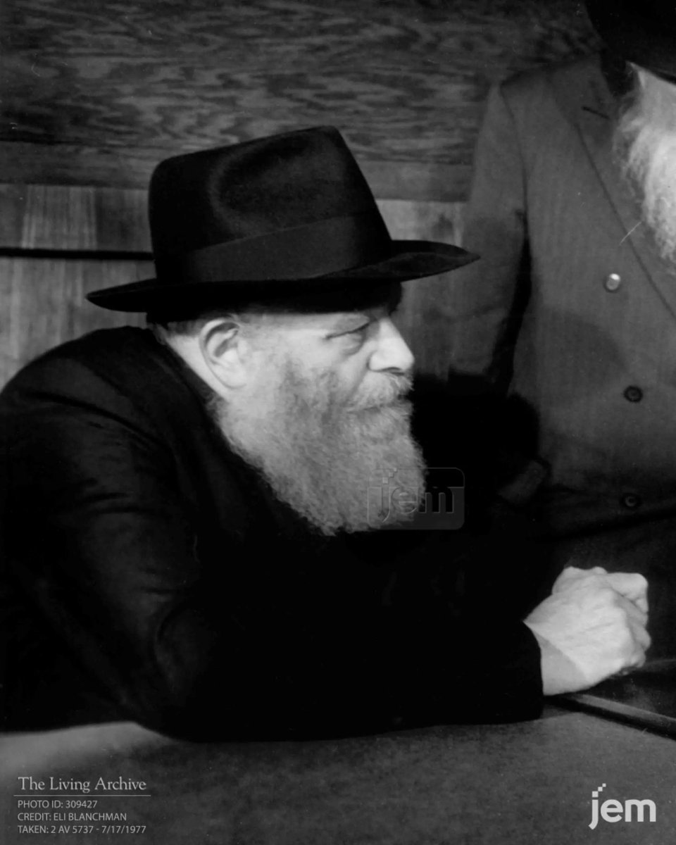 Menagoldberg's tweet photo. בשנת 1977, נסע ראש ממשלת ישראל, מנחם בגין ע"ה, לארה"ב - להיפגש עם נשיא ארצות הברית מר ג'ימי קרטר.
לפני הגעתו לוושינגטון הבירה, עצר ראש הממשלה בניו יורק ונכנס לביקור מיוחד אצל הרבי מליובאוויטש ביחידות, כדי לקבל את עצתו וברכתו. https://t.co/OvWypaRECq
