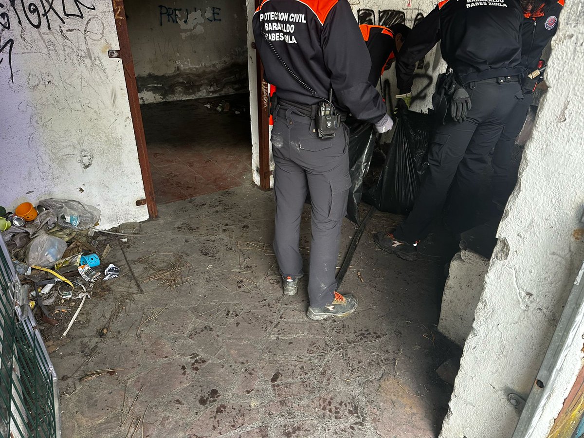 BarakaldoPcivil's tweet photo. Continuando con la guardia hemos limpiado el refugio de Peñas Blancas. Hemos recogido los residuos y limpiado con manguera el suelo para adecentarlo.

#Proteccioncivil
#Babeszibila
#Mediante https://t.co/psSm0soDWn
