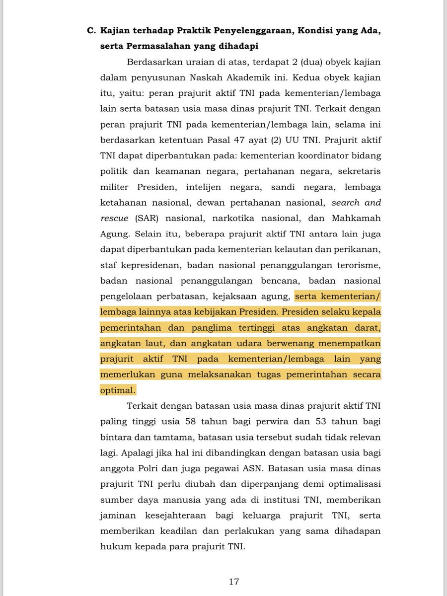 realfedinuril's tweet photo. Coba lo baca naskah akademik RUU TNI sampai di bagian yang gue highlight. 
Kalimat itu bisa diartikan, selain 16 institusi yang lo cantumin, presiden “berwenang menempatkan prajurit aktif TNI pada kementerian/lembaga lain yang memerlukan… “. 

https://t.co/bLTymC9EAG https://t.co/1MQv7tLZax