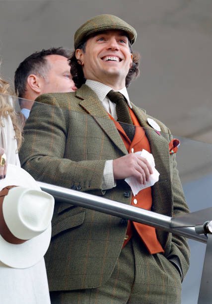 cavillfellowfan's tweet photo. #henrycavill at Cheltenham Festival 
source:getty images/owners
#henrycavillfellowfans #ungentlemanlywarfare #inthegrey #voltron #broadsword #british #drapper #flatcap https://t.co/B0Q57KjHNr