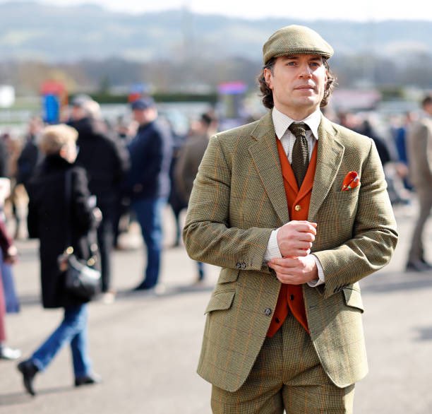 cavillfellowfan's tweet photo. #henrycavill at Cheltenham Festival 
source:getty images/owners
#henrycavillfellowfans #ungentlemanlywarfare #inthegrey #voltron #broadsword #british #drapper #flatcap https://t.co/B0Q57KjHNr