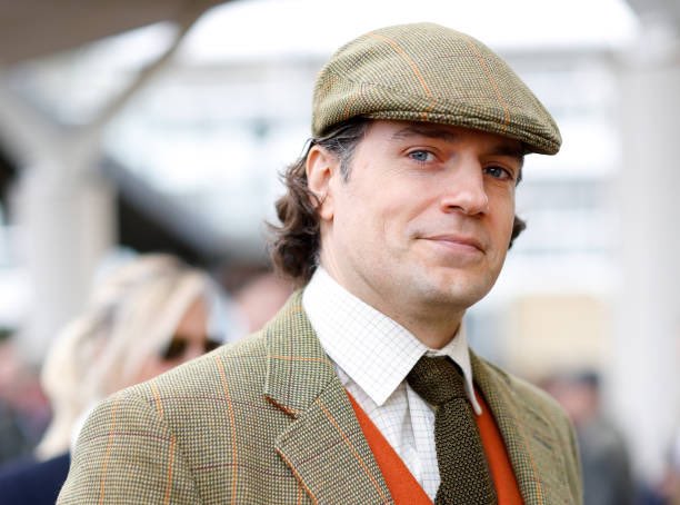 cavillfellowfan's tweet photo. #henrycavill at Cheltenham Festival 
source:getty images/owners
#henrycavillfellowfans #ungentlemanlywarfare #inthegrey #voltron #broadsword #british #drapper #flatcap https://t.co/B0Q57KjHNr