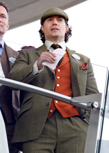 cavillfellowfan's tweet photo. #henrycavill at Cheltenham Festival 
source:getty images/owners
#henrycavillfellowfans #ungentlemanlywarfare #inthegrey #voltron #broadsword #british #drapper #flatcap https://t.co/B0Q57KjHNr