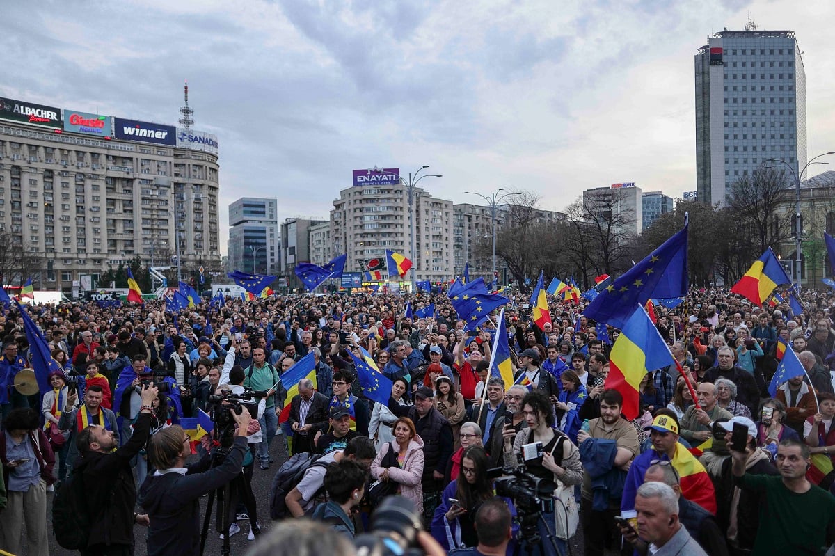 Travel_2Romania's tweet photo. 🇪🇺🇷🇴🇪🇺#EuRo #Manifest la #București #România 
15.martie.2025 https://t.co/bC1HYoQkLo https://t.co/bPnZcM5ngj