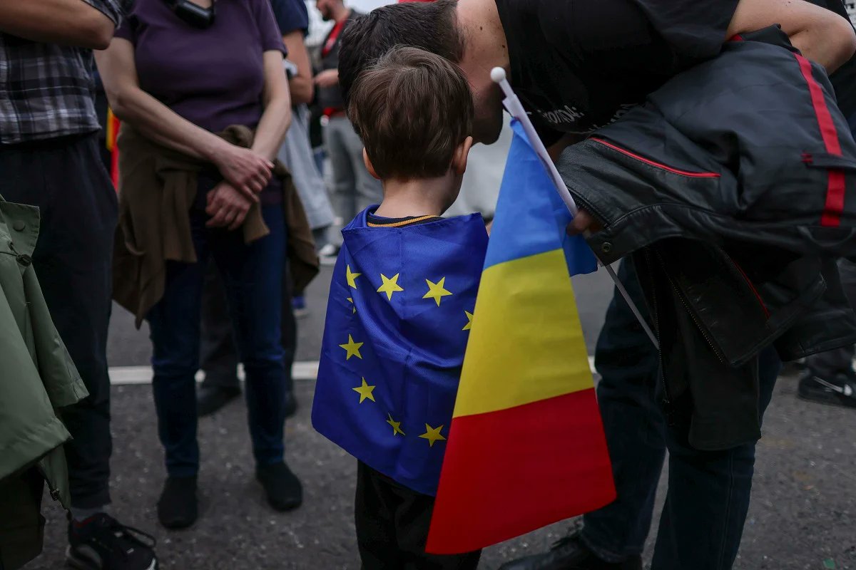 Travel_2Romania's tweet photo. 🇪🇺🇷🇴🇪🇺#EuRo #Manifest la #București #România 
15.martie.2025 https://t.co/bC1HYoQkLo https://t.co/bPnZcM5ngj