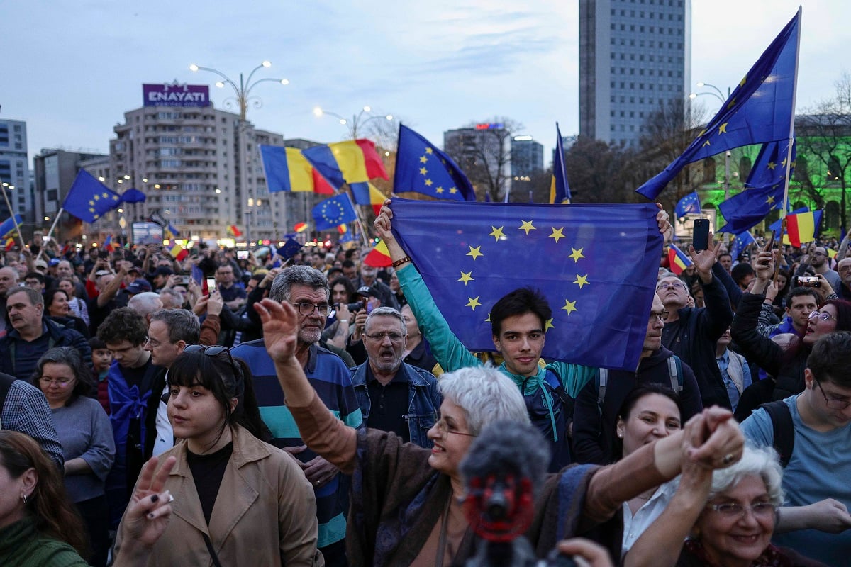 Travel_2Romania's tweet photo. 🇪🇺🇷🇴🇪🇺#EuRo #Manifest la #București #România 
15.martie.2025 https://t.co/bC1HYoQkLo https://t.co/bPnZcM5ngj
