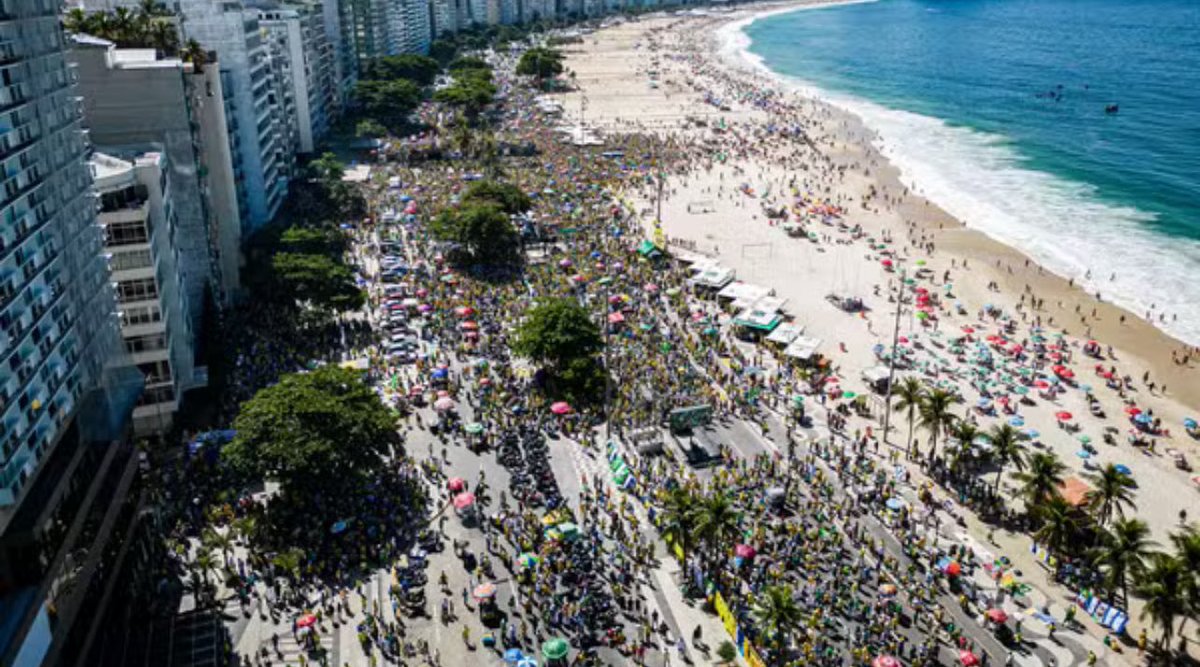 reinaldoazevedo's tweet image. Que bloquinho é esse que desfilou no Rio? É aquele dos reaças, que prometeram juntar um milhão?