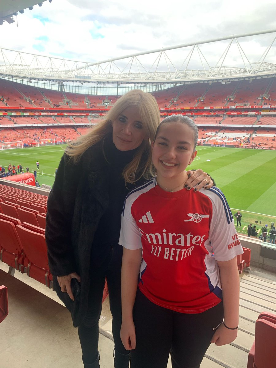 What a great day at The Arsenal! Millie met a legend and the most wonderful, talented and beautiful <a href="/missmcollins/">Michelle Collins</a> ❤️ thank you ❤️